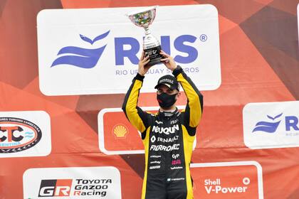 Juan Cruz Benvenutti celebra la victoria en el podio de Paraná; el neuquino logró su tercer éxito en el Turismo Carretera
