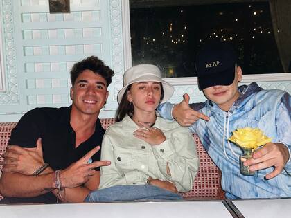 Juan Cruz junto con Nicky Nicole y Bizarrap