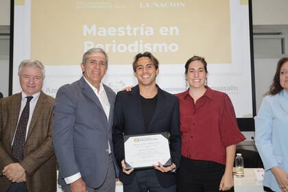 Juan Cruz Nieva recibe su diploma de graduado