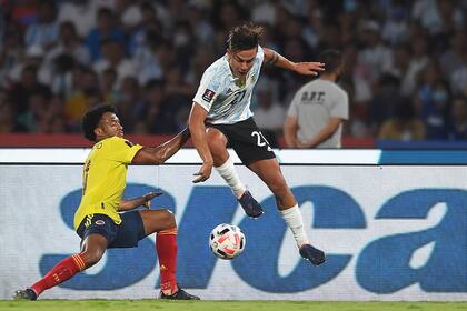 Juan Cuadrado de Colombia compite por el balón con Paulo Dybala de Argentina.