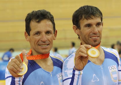 Juan Curuchet y Walter Perez recuperaron una medalla de oro para el deporte amateur argentino en Pekín 2008 después de 56 años, con el triunfo en la prueba Madison de ciclismo