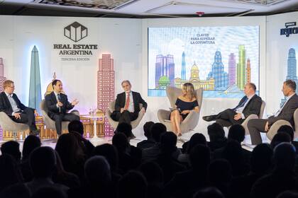 Juan Curutchet (Presidente de Banco Provincia), Fausto Spotorno (Director del Centro de Estudios Económicos), Javier G. Fraga (Presidente del Banco Nación), Carla Quiroga (La Nación), Ergasto Riva (Ministerio de Trabajo, Empleo y Seguridad Social) y Nerio Peitiado (Gerente General Banco Superville)