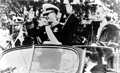 Juan D. Perón, tres veces presidente, el 4 de junio de 1952, cuando asumió su segundo mandato consecutivo, una presidencia que no iba a concluir por causa de un derrocamiento que tuvo su prolegómeno el 16 de junio de 1955 y se concretó finalmente el 16 de septiembre de ese mismo años