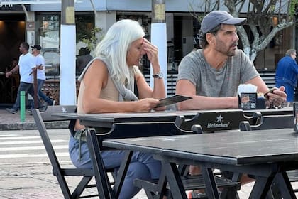 Juan Darthés junto a su esposa, en una de las pocas imágenes que se registraron del actor en su prolongada permanencia en Brasil