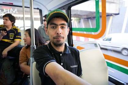 Juan, de Desing Bondis, realiza maquetas de colectivos e hizo el viaje para hacerle fotos al vehículo y luego replicarlo