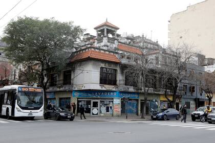 El tránsito es intenso en la esquina de Juan de Garay y San José donde se encuentra la casona de estilo neocolonial con los salones comerciales abajo