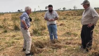 Juan De Hagen (en el medio ) habla con dos productores