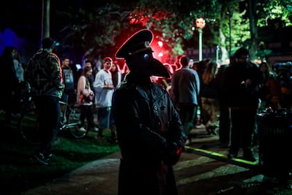 Juan decidió ir con la "máscara de la peste negra"