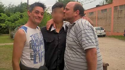 Juan Delfino y Alejandro Rivero con Lucas, a quien adoptaron hace 5 años