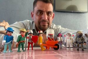 Encontró un Playmobil en la calle hace 35 años y empezó una colección que lo llena de orgullo