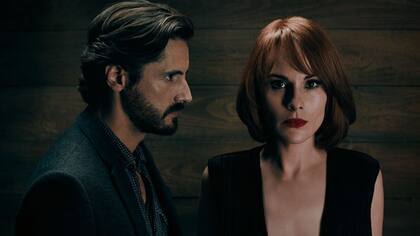 Juan Diego Botto y Michelle Dockery, en Good Behavior