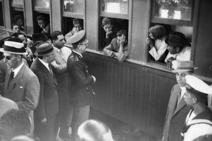 Juan Domingo Perón visita un tren con evacuados por el terremoto en San Juan, el 20 de enero de 1944 cuando era Secretario de Trabajo