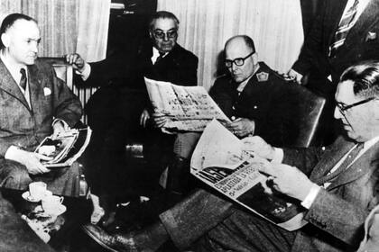 Juan Domingo Perón lee Noticias Gráficas el día posterior al ataque con bombas a la Plaza de Mayo