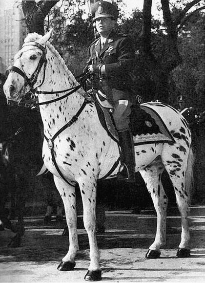 Juan Domingo Perón montando a su caballo Mancha
