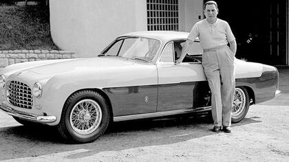 Juan Domingo Perón posa junto a su Ferrari 212, también llamada Inter Coupé. La recibió en 1953. Sólo se produjeron 84 unidades de ese modelo.