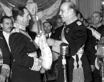 Juan Domingo Perón recibe en Casa de Gobierno los atributos de mando -bastón y banda- de parte de Edelmiro Farrell, 4 de junio de 1946.