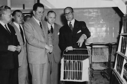 Juan Domingo Perón verificando los precios de la canasta básica en 1953, un año que la crisis económica lo llevó a sancionar la Ley de Radicación de Capitales Extranjeros