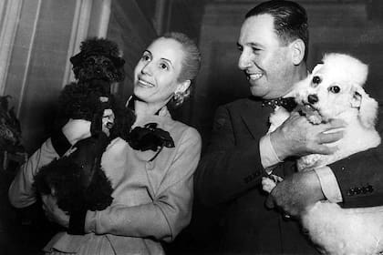 Juan Domingo Perón y Eva Duarte con sus mascotas, 19 de mayo de 1952