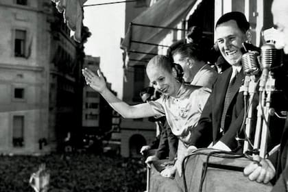 Juan Domingo Perón y Eva Perón, en el balcón de la Casa Rosada