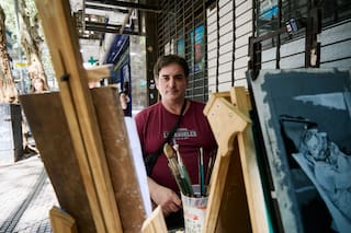 La historia de Juan, el artista sin techo de Palermo que logró ser visto gracias a sus pinturas