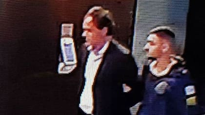 Juan Ducler al ser detenido en las oficinas del grupo Petersen