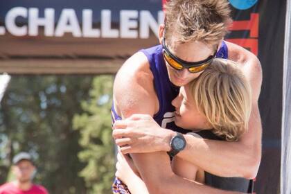 Juan Durán y el mejor premio al cruzar la línea de llegada: el abrazo de su hijo