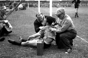Juan Eduardo Hohberg, atendido por el cuerpo técnico de la selección uruguaya, luego de celebrar el tanto del empate y de que su corazón no soporte semejante emoción