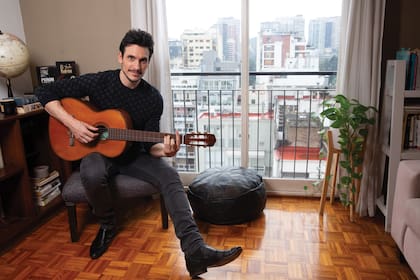 Juan en su mundo privado, guitarra en mano. Este rosarino de múltiples talentos, antes de modelar y de dedicarse a la actuación, jugaba al rugby y había empezado la carrera de Kinesiología y el profesorado de Educación Física.
