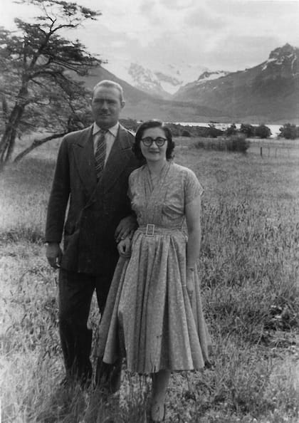 Juan Enrique Jansma junto a Niní Peso el día en que se comprometieron.