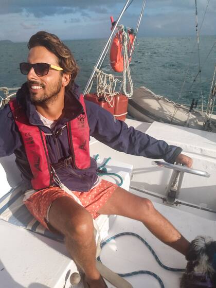 Juan es psicólogo y profesor de vela. Hoy enseña a navegar a los huéspedes.