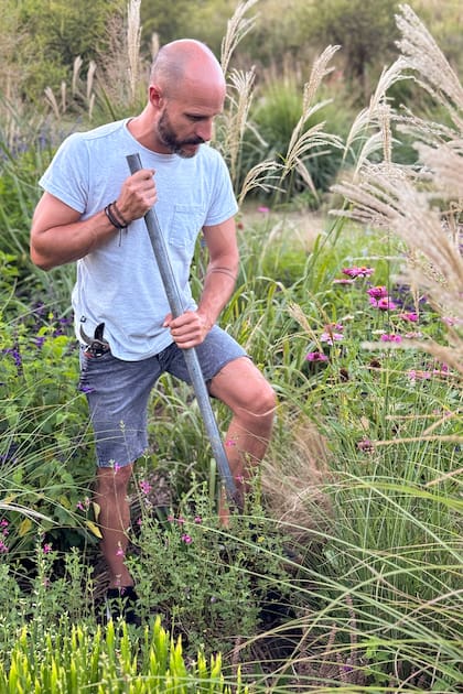 Juan es quien realiza el mantenimiento de su jardín