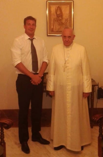 Juan Fernández Xifra, hijo de una prima hermana de Jorge Mario Bergoglio, fue recibido por su tío abuelo en la Santa Sede