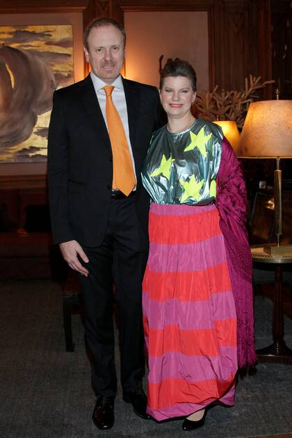 Juan Fernando Cavalieri y Mariana Folkenand, los anfitriones de la noche. Ella, a tono con Ágatha, lució un equipo muy colorido.
