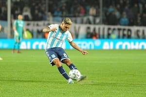 De un arco al otro, el golazo de Juanfer Quintero para la victoria de Racing ante Estudiantes