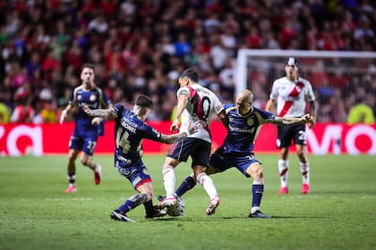 Juan Fernando Quintero intenta superar a Kevin Coronel y Federico Fattori: la jerarquía del capitán no alcanzó para rescatar a River