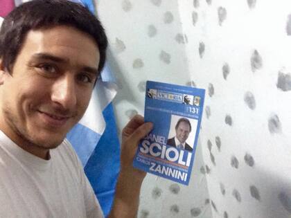Juan Francisco Navarro tiene múltiples fotos durante las campañas peronistas en Facebook
