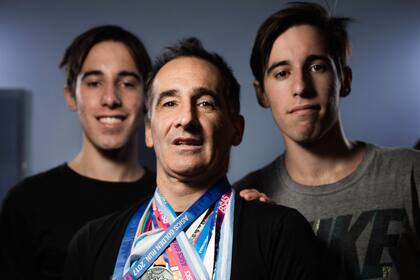 Juan Gabriel junto a sus hijos Valentín y Ezequiel.