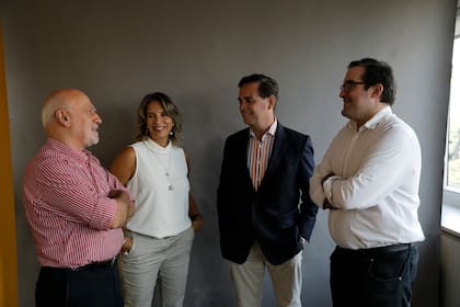 María Lourdes Puente Olivera,y Federico Merke (derecha), junto a Juan Gabriel Tokatlian y Patricio Carmody