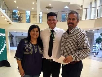 Juan Gabriel y sus padres cuando recibió la medalla por tener el mejor promedio en la escuela.