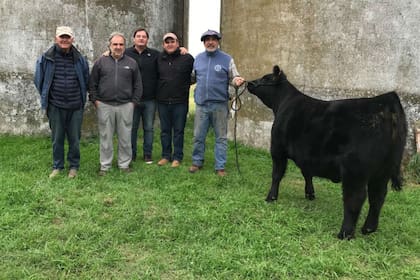 Juan García junto a clientes y socios en Tres Arroyos: de izquierda a derecha Juan Pedro Massigoge, Sergio Amuchategui, García, Emanuel Canale y Gustavo Reveron
