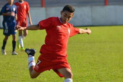 Juan Gauto, con apenas 15 años, llamó la atención de Damonte, DT de Huracán