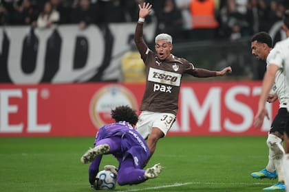 Juan Gauto es anticipado por el guardavalla Hugo Souza, que desbarata un ataque de Platense; el Calamar hizo historia con su victoria en Brasil