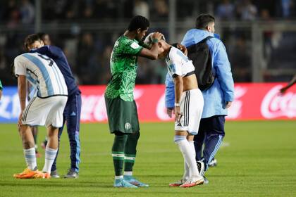 Juan Gauto es consolado por un jugador nigeriano luego del silbatazo final