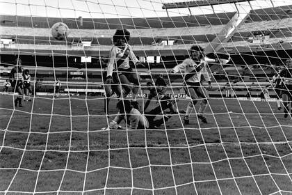 Juan Gilberto Funes marca el segundo gol de River ante la mirada de Ruggeri; fue en 1987, contra Alajuelense
