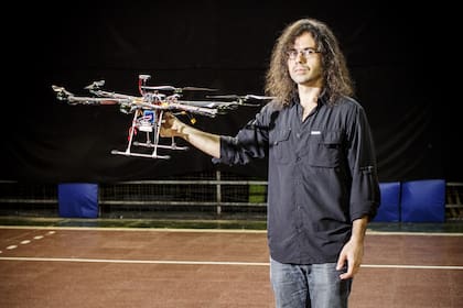 Juan Giribet, investigador del Conicet, desarrolló el  primer cerebro de dron made in Argentina.