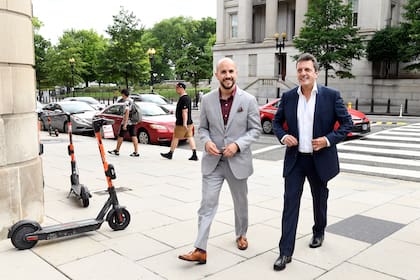 Juan González, principal asesor de Biden para América latina, y Sergio Massa, en Washington, D.C., el año pasado.