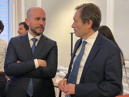 Juan González y Gustavo Béliz en la embajada argentina, ayer.