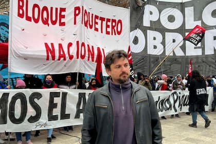 Juan Grabois, en Plaza de Mayo, junto a la columna del Polo Obrero