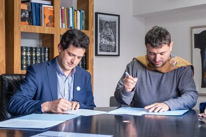 Juan Grabois firmó el compromiso con Argentinos por la Educación