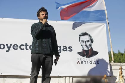 Juan Grabois fue el orador principal de un acto montado frente a la sede de la Sociedad Rural